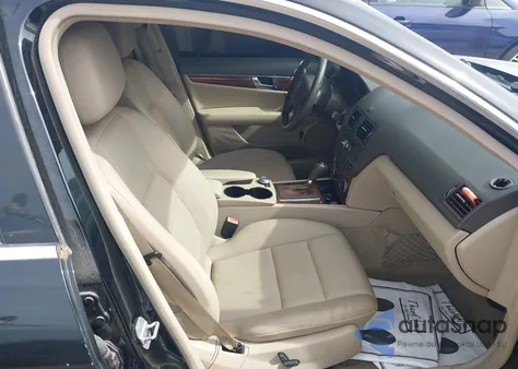 2011 Mercedes-Benz C 300 Sport 4Matic z USA, uszkodzony, nr VIN WDDGF8BB3BR186275